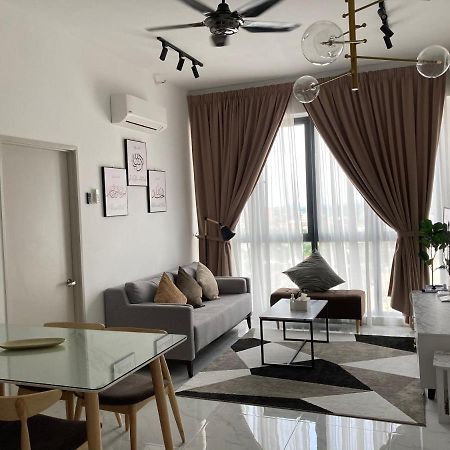 Free Netflix! Zas Suite At Troika Residence, Kb كوتا بْهارو المظهر الخارجي الصورة